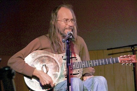 Charlie Parr talks to the crowd during his first set at the Austin VFW on Nov. 27. Herald file photo