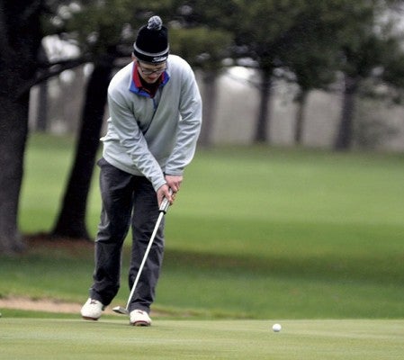 Matt Neumann attempts a putt for the Packers at Austin Country Club Monday. Rocky Hulne/sports@austindailyherald.com