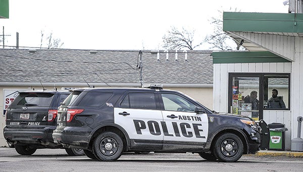 Austin Police were on scene at Ankeny’s No. 4 early this morning following a robbery by a suspect weilding a knife. As of deadline the suspect was still at large. Check back to www.austindailyherald.com as details emerge.