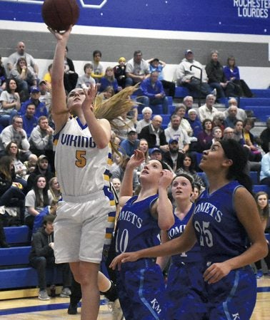 Hayfield's Carrie Rutledge attacks the hoop against KM. Rocky Hulne/sports@austindailyherald.com